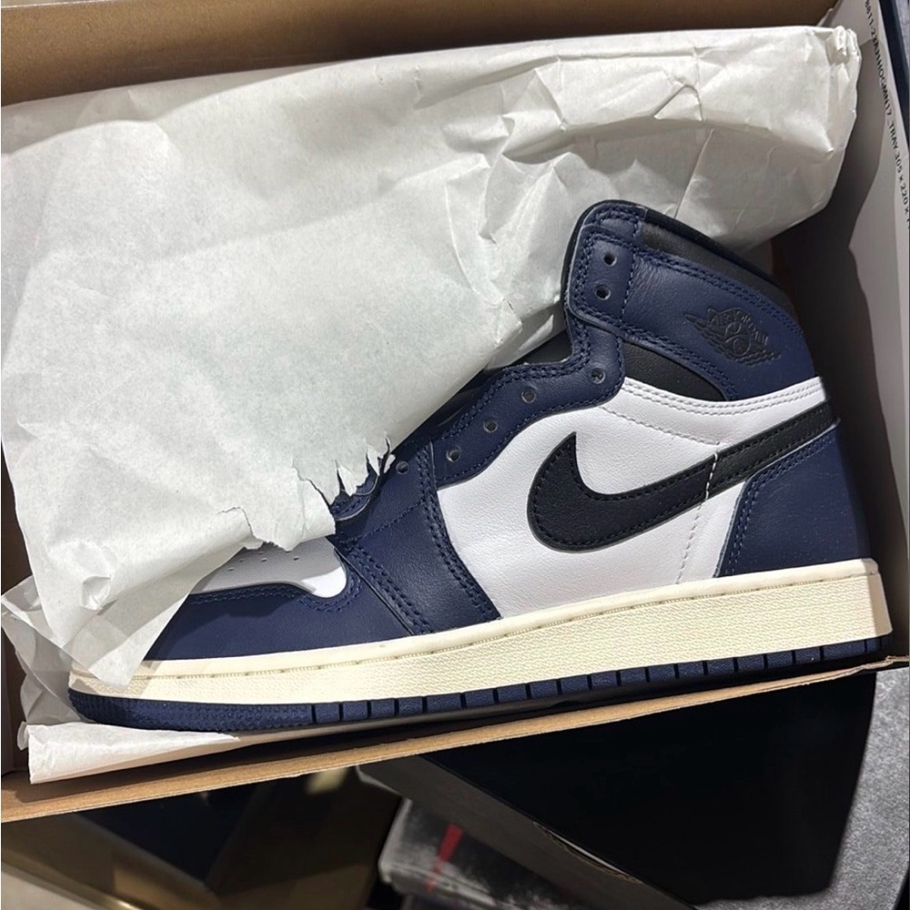 (2024) JORDAN 1 RETRO HIGH
OG "MIDNIGHT NAVY" SIZE 6.5M BRAND NEW OG BOX